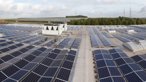 Solaranlage auf der Halle von Frupari